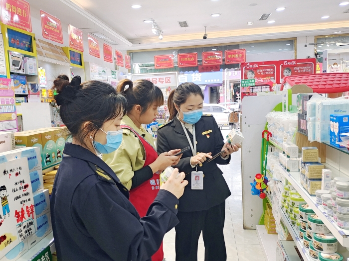圖為四川省眉山市市場監(jiān)管局監(jiān)管人員開展兒童化妝品專項檢查