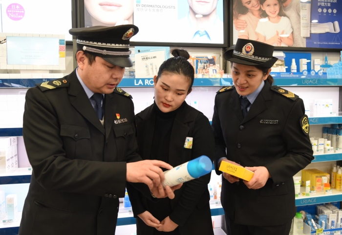 圖為開封市市場監(jiān)管部門執(zhí)法人員正在一家化妝品經(jīng)營企業(yè)開展化妝品檢查。
