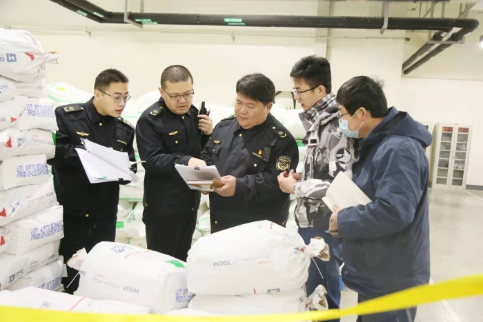 圖為監(jiān)管人員在一家藥品生產(chǎn)企業(yè)檢查。