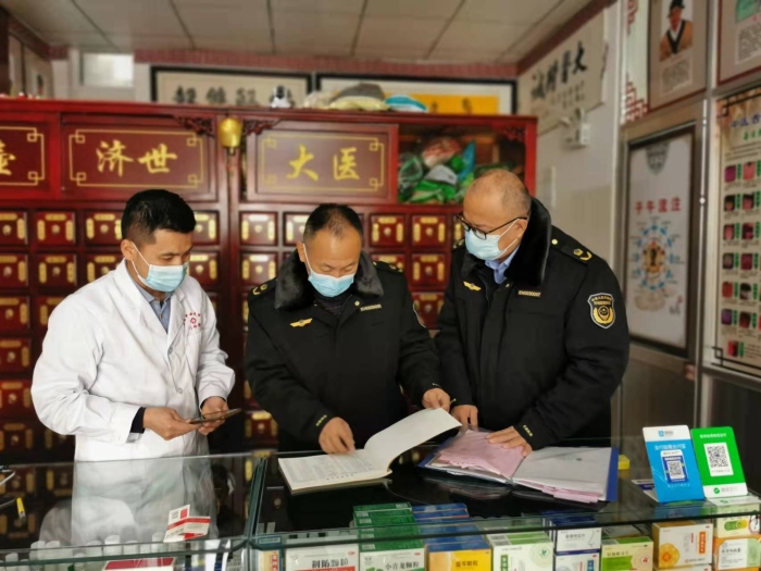 圖為監(jiān)管人員在一家門診檢查。