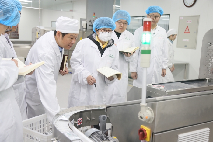 圖為區(qū)域檢查第五分局組織開展的藥品生產(chǎn)安全隱患大排查大整治行動(dòng)中，監(jiān)管人員在一家企業(yè)查看生產(chǎn)關(guān)鍵環(huán)節(jié)數(shù)據(jù)。