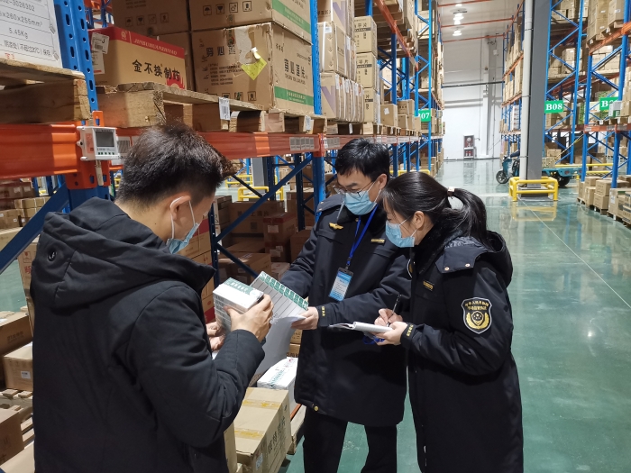 圖為區(qū)域檢查第六分局監(jiān)管人員在藥品經(jīng)營企業(yè)開展風(fēng)險(xiǎn)防控檢查。（顏彩虹 攝）