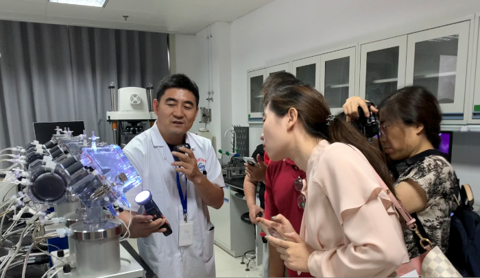   圖為山東省醫(yī)療器械和藥品包裝檢驗(yàn)研究院工作人員在檢驗(yàn)室開放日活動(dòng)中向公眾介紹人工心臟瓣膜檢驗(yàn)過程。