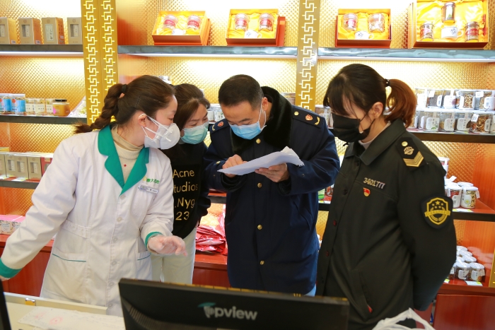 圖為2月7日，該局監(jiān)管人員在一家經(jīng)營(yíng)企業(yè)開展檢查。