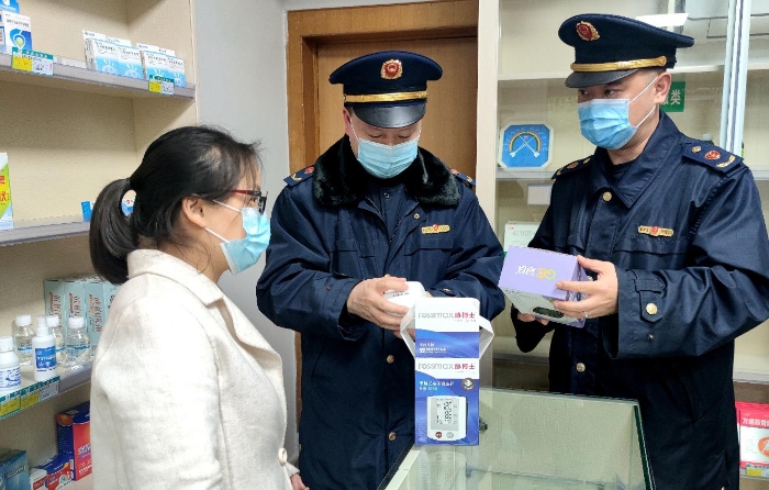 圖為該局執(zhí)法人員在一家電商企業(yè)檢查線下藥械質(zhì)量。