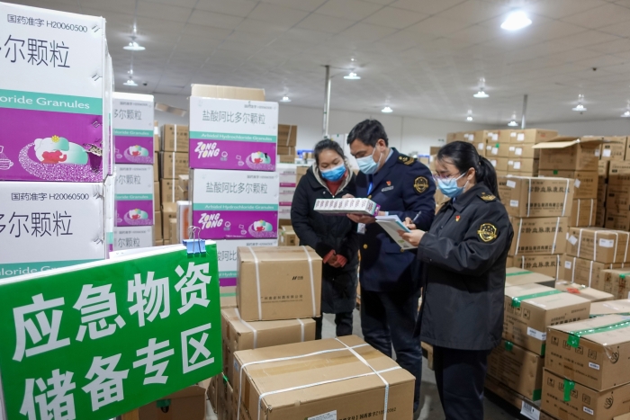 圖為廣西壯族自治區(qū)藥監(jiān)局百色檢查分局實地檢查防疫藥品質(zhì)量安全。（黃丹 攝）