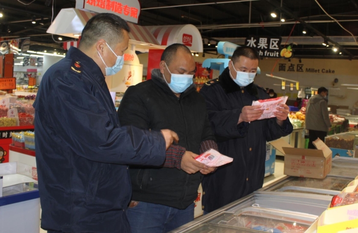 圖為執(zhí)法人員在一商場檢查冷凍湯圓標簽標識