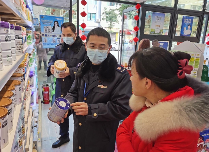 圖為執(zhí)法人員在一家嬰幼兒配方奶粉專賣店檢查。