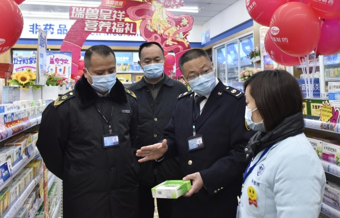圖為該局執(zhí)法人員在一家藥店檢查