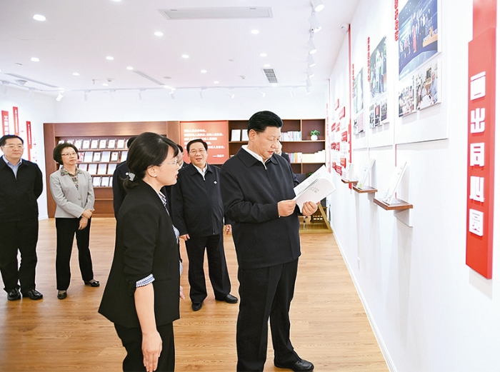 2019年11月2日至3日，中共中央總書(shū)記、國(guó)家主席、中央軍委主席習(xí)近平在上?？疾?。這是2日下午，習(xí)近平在長(zhǎng)寧區(qū)虹橋街道古北市民中心考察，了解社區(qū)開(kāi)通社情民意直通車、服務(wù)基層群眾參與立法工作等情況。 新華社記者 謝環(huán)馳/攝