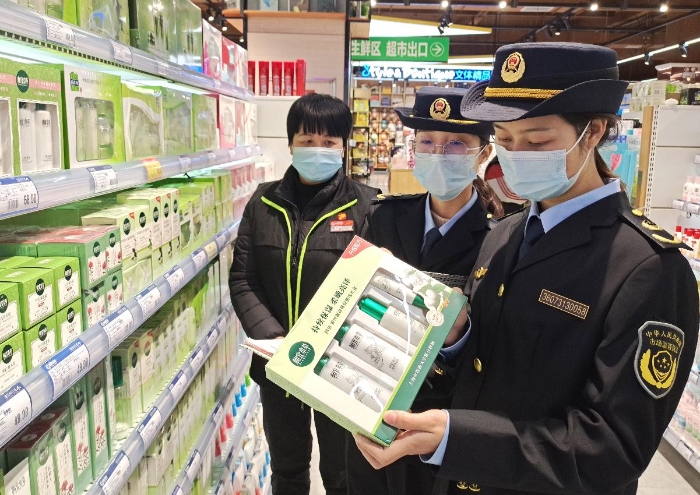 圖為該局執(zhí)法人員在一商店檢查化妝品