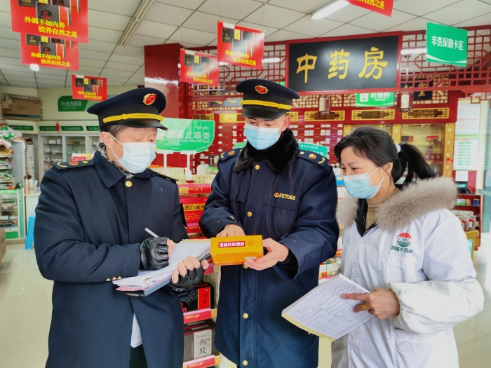 圖為執(zhí)法人員人員在一家藥店檢查。