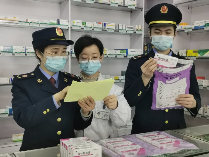 圖為執(zhí)法人員對(duì)一家藥店的婦科用藥開展抽樣檢查。