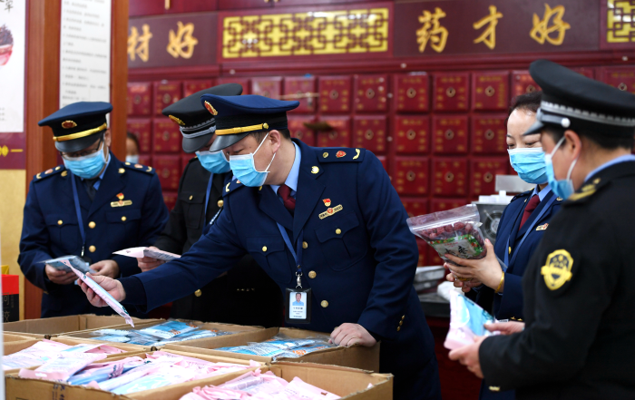 圖為執(zhí)法人員在一家藥店檢查。
