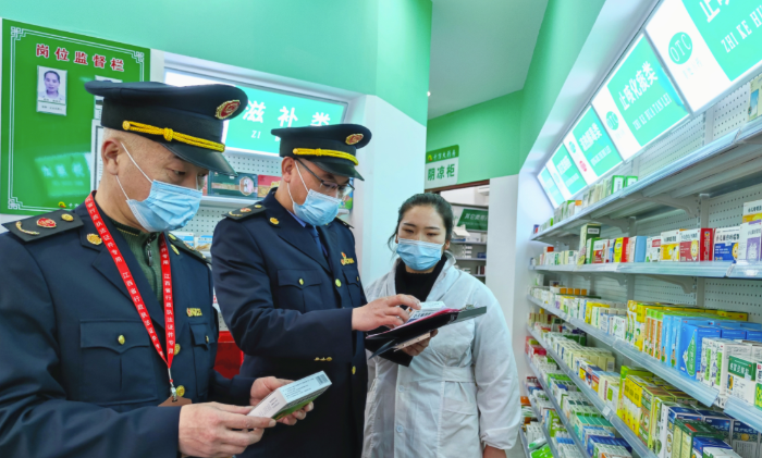 圖為執(zhí)法人員檢查“四類藥品”銷售登記情況。
