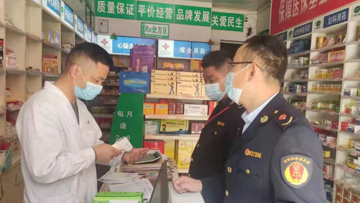 圖為執(zhí)法人員在一家藥店檢查。