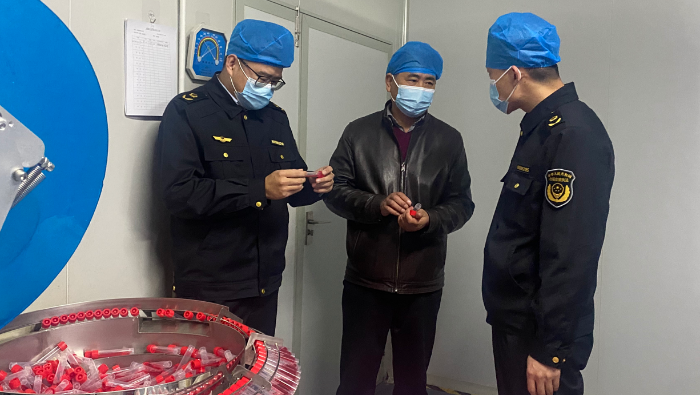 圖為執(zhí)法人員對醫(yī)療器械進(jìn)行抽查。