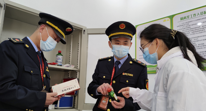 圖為執(zhí)法人員正在一家幼兒園醫(yī)務(wù)室檢查藥品質(zhì)量。