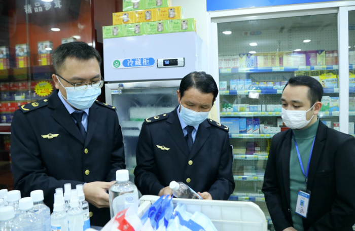 圖為執(zhí)法人員檢查口罩、酒精等防疫物資。