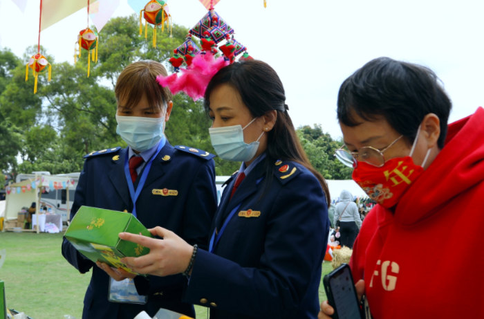 圖為執(zhí)法人員到景區(qū)檢查食品質(zhì)量。