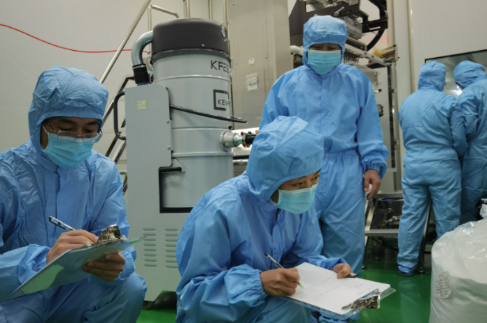 圖為執(zhí)法人員在一家藥品生產(chǎn)企業(yè)檢查。