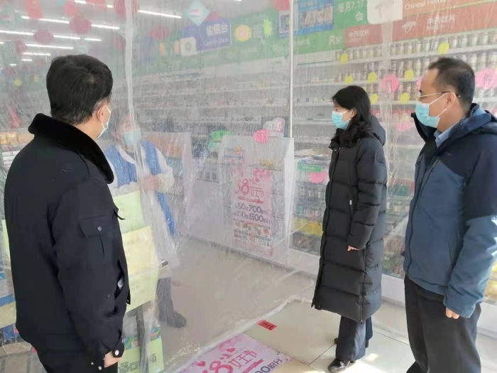 圖為吉林省藥監(jiān)局黨組成員、副局長(zhǎng)藍(lán)翁弛（中），藥品安全總監(jiān)李金波檢查藥店疫情防控情況。