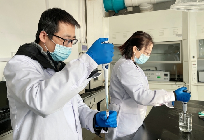 圖為檢驗(yàn)人員檢驗(yàn)防護(hù)用品環(huán)氧乙烷殘留項(xiàng)目。