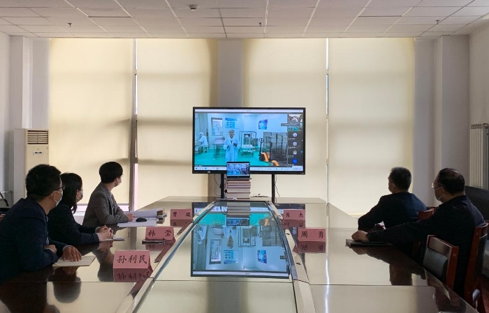 圖為山東省食品藥品審評(píng)查驗(yàn)中心通過(guò)視頻會(huì)議了解企業(yè)生產(chǎn)車(chē)間情況。齊桂榕 攝