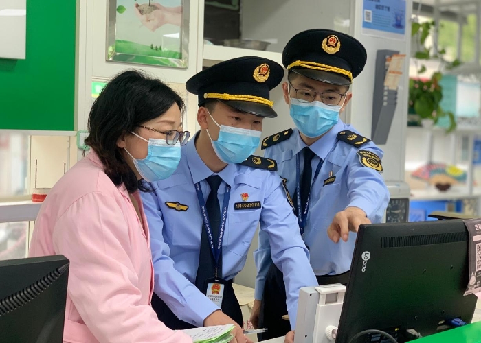 圖為該分局執(zhí)法人員對(duì)一家藥店的藥品上報(bào)記錄進(jìn)行核對(duì)。