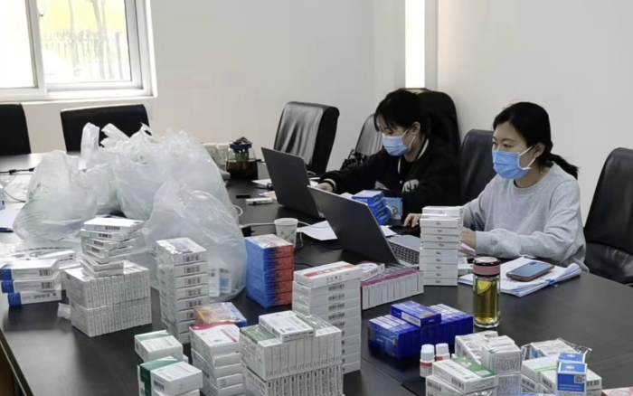 圖為工作人員開展抽檢活動。