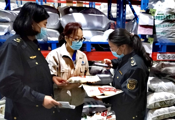 圖為檢查現(xiàn)場(chǎng)。（李娜攝）