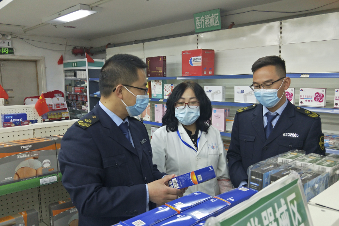 圖為執(zhí)法人員在一家藥店檢查。