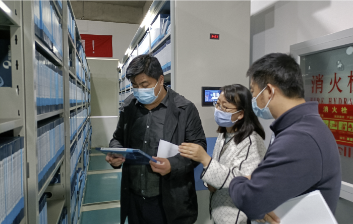 圖為檢查組檢查部分文件記錄。