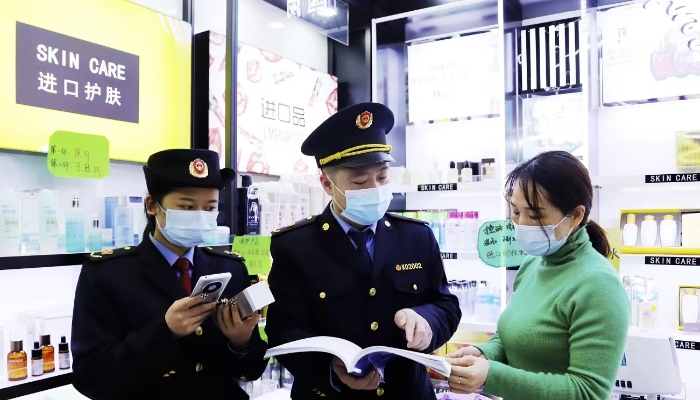 圖為執(zhí)法人員檢查進口化妝品標簽標識。