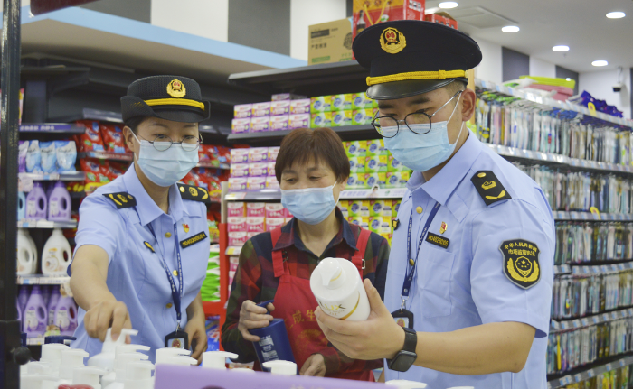 圖為南潯區(qū)市場監(jiān)管局執(zhí)法人員在一家超市檢查化妝品標簽。