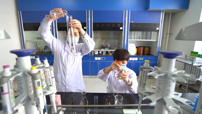 圖為檢驗人員做化妝品樣品提取實驗.(葉陽歡攝)