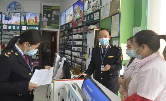圖為盤州市市場監(jiān)管局執(zhí)法人員在一家藥店開展疫情期間“四類藥品”管控登記檢查。