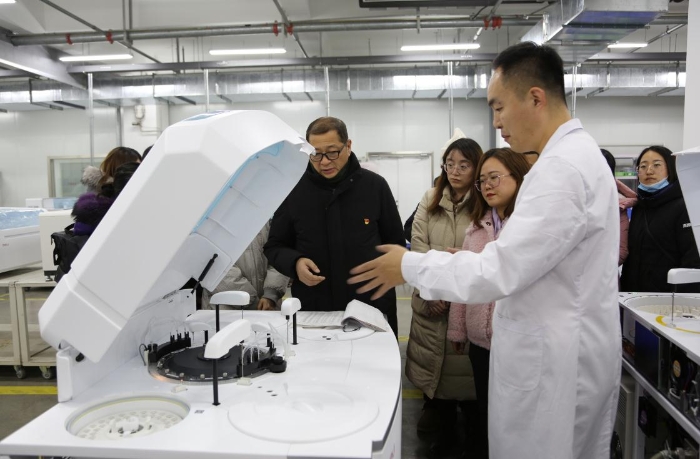 圖為吉林省藥品審批中心在吉林省迪瑞醫(yī)療科技有限公司生產(chǎn)車間調(diào)研。（資料圖，葉陽歡攝）