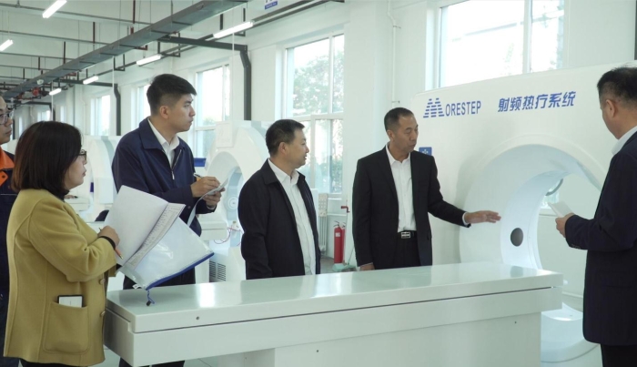 圖為吉林省藥監(jiān)局監(jiān)管人員在吉林省邁達醫(yī)療器械股份有限公司熱化療灌注機生產(chǎn)車間調(diào)研（資料圖，葉陽歡 攝）