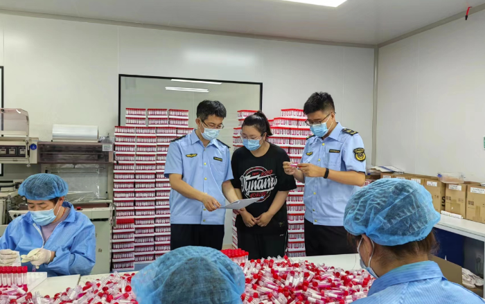 圖為第一分局監(jiān)管人員在山東博科科學(xué)儀器有限公司檢查一次性使用病毒采樣管。