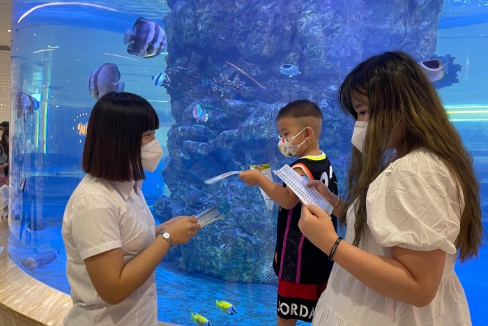 圖為工作人員向群眾發(fā)放兒童化妝品安全科普宣傳資料。（葉陽歡攝）