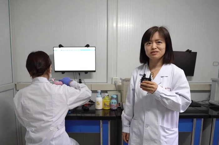 圖為吉林省藥檢院檢驗人員介紹兒童化妝品檢驗流程。（葉陽歡攝）