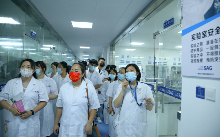 圖為市民代表在廣西民生中檢聯(lián)檢測有限公司專業(yè)化妝品檢測人員的引領(lǐng)下近距離觀摩實(shí)驗(yàn)場所。