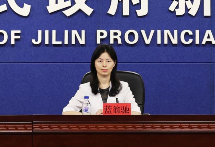 圖為吉林省藥監(jiān)局黨組成員、副局長(zhǎng)藍(lán)翁馳介紹有關(guān)情況并答記者問。