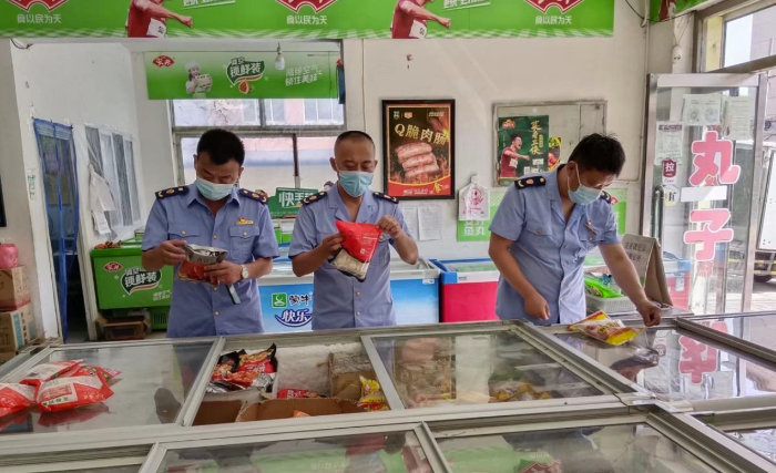 圖為黑山縣市場(chǎng)監(jiān)管局城南所執(zhí)法人員在一家超市檢查冷凍食品貯存情況。