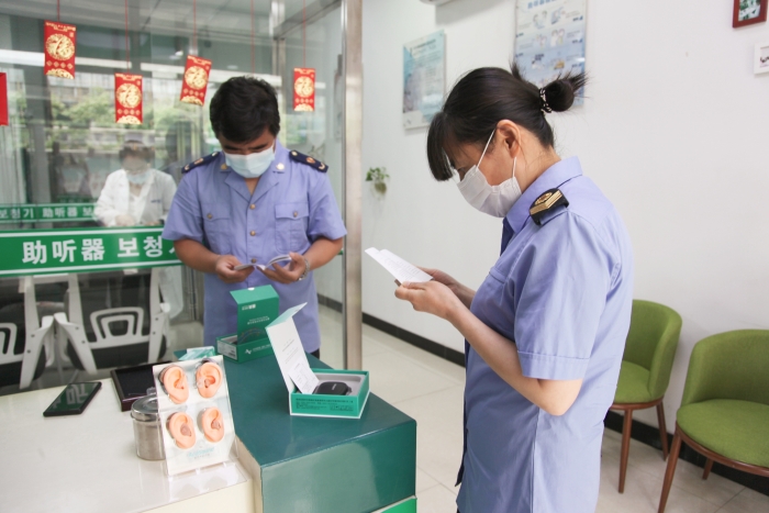 圖為執(zhí)法人員檢查助聽(tīng)器經(jīng)營(yíng)企業(yè)產(chǎn)品質(zhì)量安全。