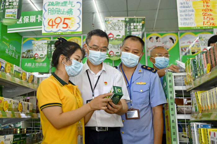圖為7月19日，涪陵區(qū)市場監(jiān)管局馬鞍街道市場監(jiān)管所執(zhí)法人員在一家藥店檢查藥品銷售情況。