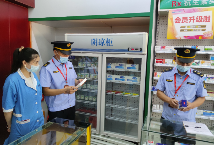 圖為南豐縣市場(chǎng)監(jiān)管局執(zhí)法人員在一家藥店檢查藥品儲(chǔ)存情況。