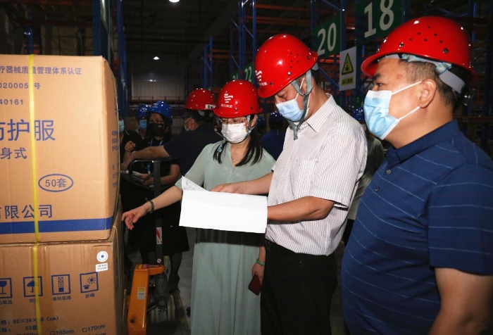 圖為檢查組在企業(yè)醫(yī)用防護(hù)服生產(chǎn)車間檢查