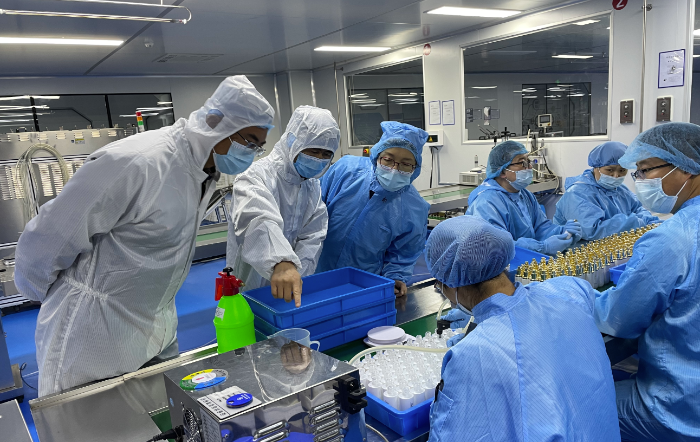 圖為第二分局檢查人員在一家化妝品生產(chǎn)企業(yè)進行檢查指導。